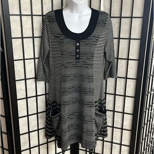 Cativa ladies pull over pocket dress size small